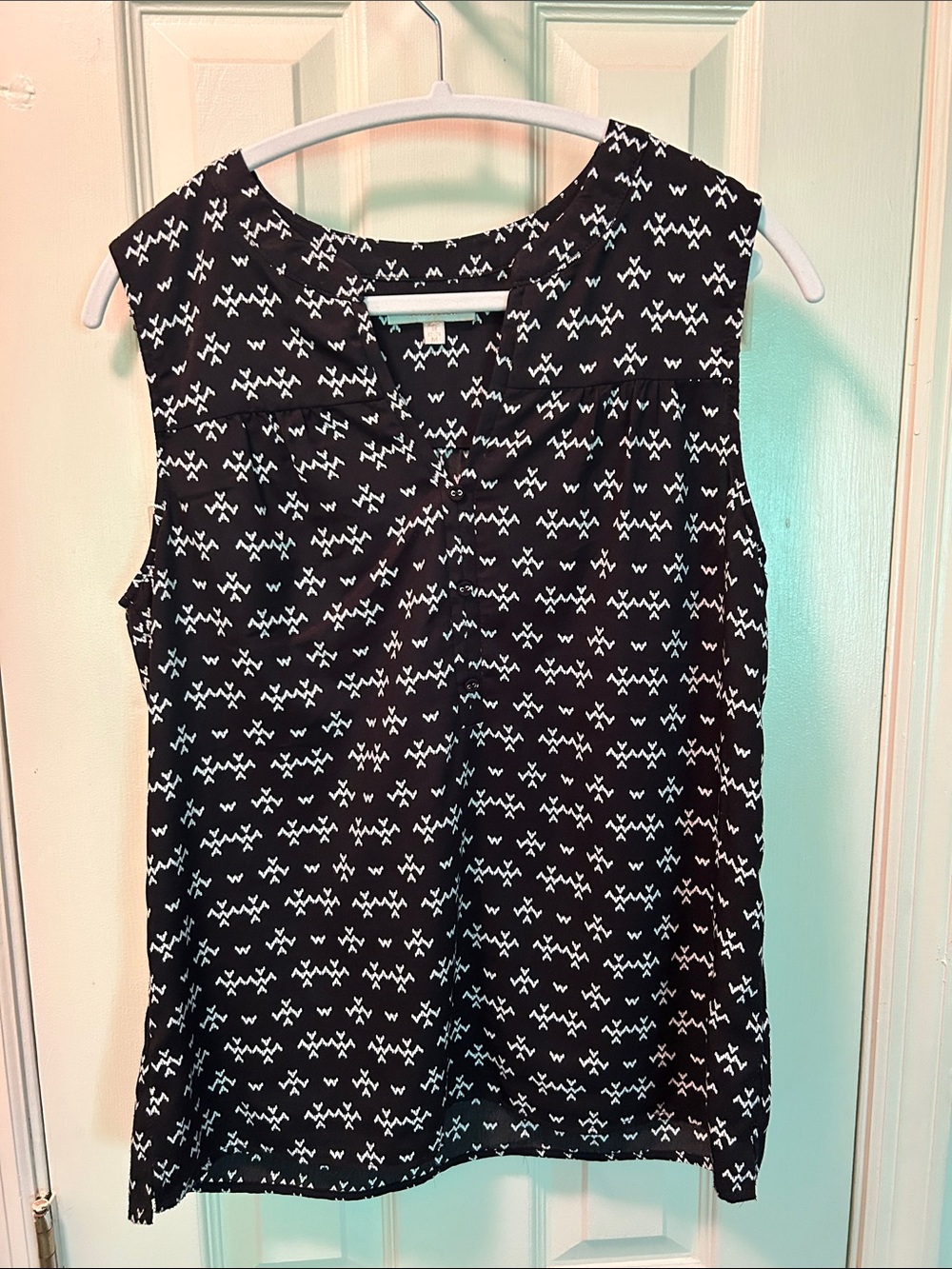 Skies Are Blue Black Sleeveless Patterned Blouse